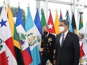 Presidente de Honduras, Juan Orlando Hernández (d), mientras camina junto al secretario mexicano de Marina, José Rafael Ojeda Durán.