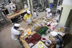 Fotografía fechada el 3 de enero de 2020 de panaderos elaborando Roscas de Reyes en Ciudad de México (México). 