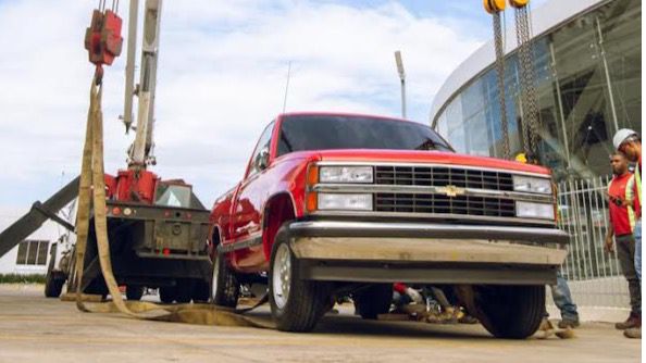 La camioneta roja antes de ser colocada este domingo en la edificación.