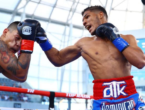 Dominicano Elvis Rodrí­guez derriba oponente en el segundo round.