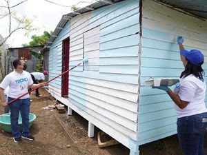 Voluntariado Bancentraliano y TECHO pintan casas y donan filtros de agua