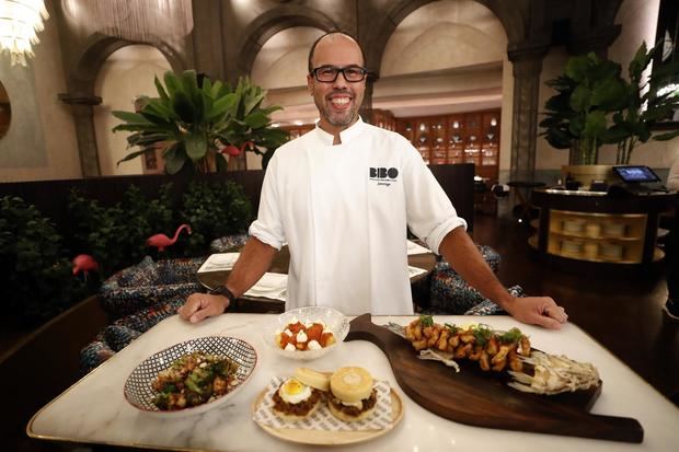 El chef Santiago Guerrero se hace cargo desde hace 3 años de la cocina de BiBo, local del chef estrella Michelin español Dani García, ubicado en el hotel St. Regis de Doha triunfa con sus croquetas de choco y de puchero, la tortilla de patatas, las patatas bravas con un toque especia.