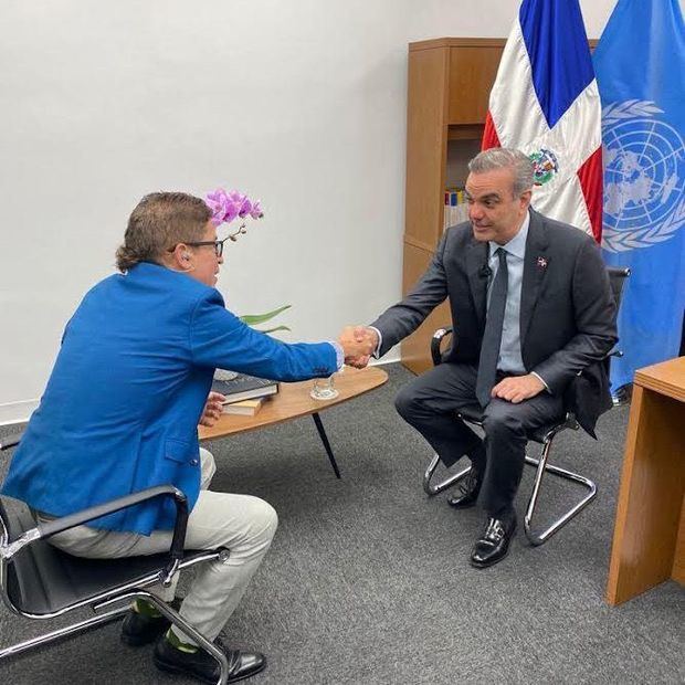 Iván Ruiz junto al presidente Luis Abinader.