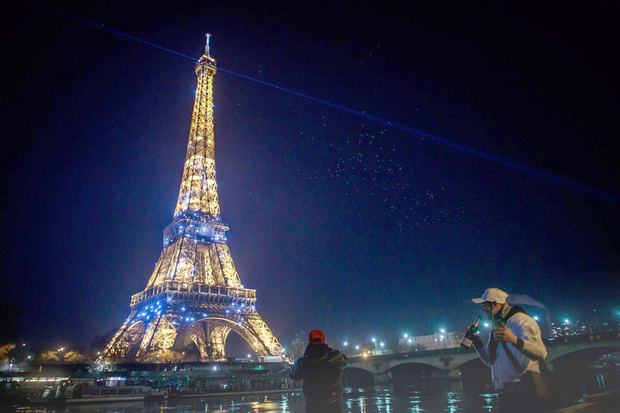 Francia prohíbe concentraciones en Nochevieja y acelera las dosis de recuerdo.