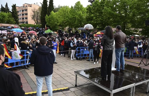 El presidente de Vox, Santiago Abascal (d-de espaldas), durante un acto electoral junto a la candidata a la presidencia de la Comunidad de Madrid, Rocío Monasterio (2d-de espaldas).