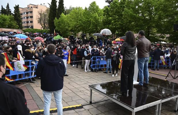 El presidente de Vox, Santiago Abascal (d-de espaldas), durante un acto electoral junto a la candidata a la presidencia de la Comunidad de Madrid, Rocío Monasterio (2d-de espaldas).