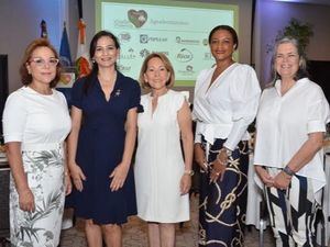 Fe María Holguín, Amelia Ortiz, Armidis Galán, Nancy Ferreira y Eva Biran.