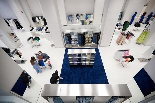 Vista del interior de la nueva tienda de Zara durante su apertura este jueves en Plaza España en Madrid. Se trata su tienda más grande del mundo, con más de 7.700 metros cuadrados y con un espacio que conectará con dos firmas más de Inditex, Zara Home y Stradivarius.