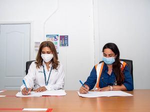 Juana Barceló, Presidenta de Barrick Pueblo Viejo  junto a Patricia Meléndez beneficiaria de la beca Doctorado en Ciencias Ambientales.