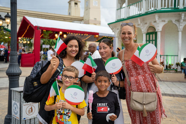 Visistantes a la Fiesta Nacional de Italia en POP.