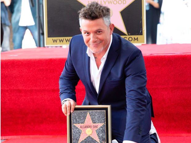 El cantante español Alejandro Sanz desvela hoy su estrella ubicada frente al edificio de Capitol Records en el Paseo de la Fama de Hollywood, California, EE.UU.