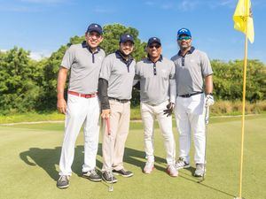 Golfistas en el campo.