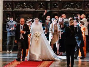 La italiana Rebecca Bettarini (Victoria Románova tras la conversión a la Ortodoxia), entra del brazo de su padre en la catedral de San Isaac de San Petersburgo, para contraer matrimonio con el heredero al trono de los zares, el gran duque Jorge de Rusia.