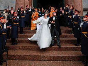 El heredero al trono de los zares, el gran duque Jorge de Rusia, contrajo hoy matrimonio con la italiana Rebecca Bettarini (Victoria Románova tras la conversión a la Ortodoxia), a la salida de la ceremonia.