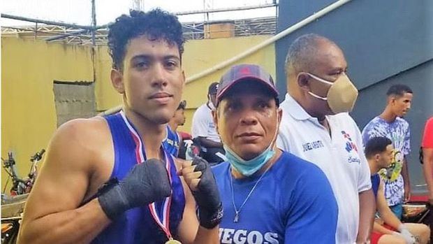 El maestro Guelo Pérez, junto al atleta de Santiago, Franklin Fondeur, en el fondo el señor Ariel Acosta, presidente de la Asociación de Boxeo de Santiago.