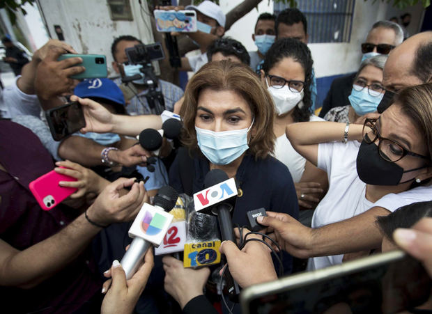 La corresponsal de la cadena hispana Univision en Nicaragua, María Lilly Delgado (c), comparece ante el Ministerio Público.