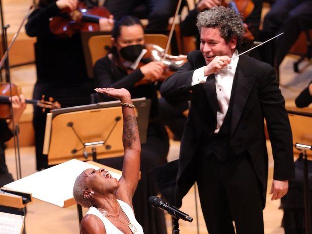 Fotografía cedida por la Filarmónica de Los Ángeles que mmuestra a la cantante Cynthia Erivo y al director de orquesta Gustavo Dudamel en un momento del concierto especial con el que la Filarmónica de Los Ángeles regresó ayer, al Walt Disney Concert Hall tras un año y medio de ausencia por la pandemia.