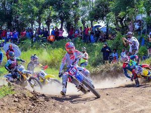 Súper Manny Mora sigue lí­der superior motocross gana las 4 mangas a rivale