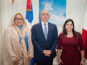 Rosa Hernández de Grullón, embajadora dominicana en Francia, Pascal Ollivier y Biviana Riveiro.