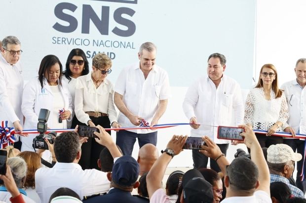 Presidente Abinader deja inauguradas ocho obras en Puerto Plata y una en Santiago.
