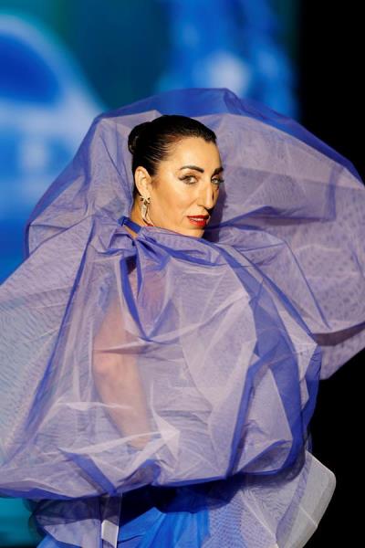 La actriz Rossy de Palma desfila con una propuesta del diseñador Andrés Sardá, que abrió este jueves la 72 edición de la pasarela madrileña Mercedes-Benz Fashion Week. 