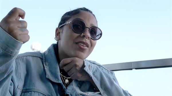Fotografía de archivo, tomada en abril de 2022, en la que aparece la cantante dominicana Tokischa, durante una entrevista con EFE, en Los Ángeles (CA, EE.UU.). 