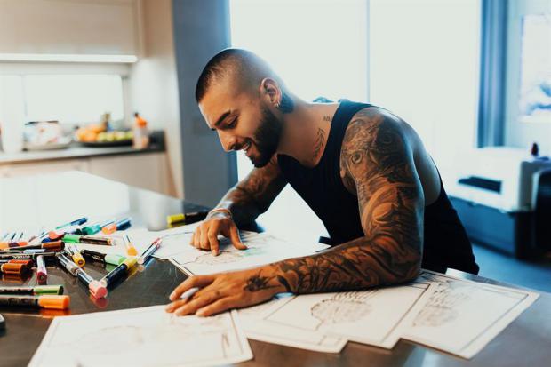 Maluma durante el proceso de creación de los diseños de su colección "Maluma X Balmain" inspirada en el Miami de la década de los 90. 