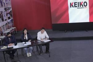 La candidata presidencial peruana Keiko Fujimori, el abogado Julio César Castiglioni (i), y el excongresista Miguel Torres Morales (d) participan hoy en una rueda de prensa en Lima, Perú.