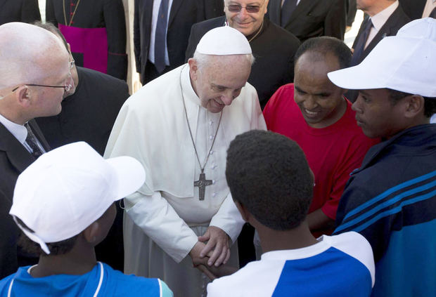 Imagen de archivo del papa conversando con un grupo de migrantes durante su visita a la isla de Lampedusa, considerada la puerta de entrada de Europa para quienes huyen de la pobreza y la guerra en África y lugar elegido por el papa para realizar el primer viaje de su pontificado.