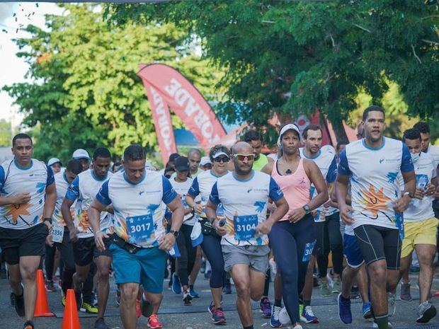 Más de 2,000 colaboradores y pensionados de la familia Banreservas participaron en la carrera de cinco y diez kilómetros a favor de los niños con cáncer de la fundación St. Jude, como parte de las acciones que encabeza el Voluntariado de la entidad bancaria en el mes que celebra su 80 aniversario.
