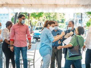 Alcaldesa Carolina Mejía escucha a la comunidad.