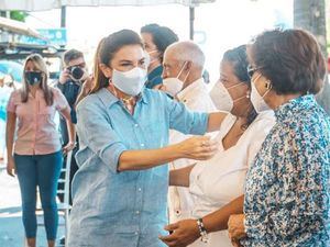 Alcaldesa Carolina Mejía mientras saluda a miembros de la comunidad.