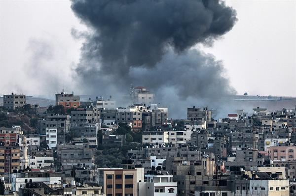 Ataque aéreo israelí contra el este de la ciudad de Gaza. 