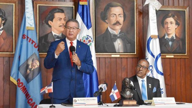 Presidente del Instituto Duartiano, Wilson Gómez Ramírez, y el director general de Digecog, Félix Santana García.