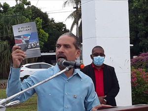 Juan Pablo Uribe presenta el libro “El peligro haitiano”, del abogado y articulista Hugo Ysalguez.