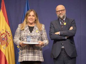 En representación del Banco Popular, recogió el premio la señora Andrea Cordero. Le acompaña el señor Juan Royo, experto en responsabilidad social empresarial.