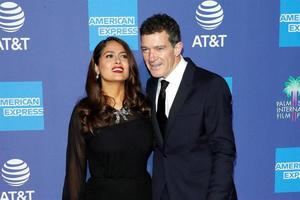 Antonio Banderas y Jennifer López serán presentadores en los Globos de Oro :