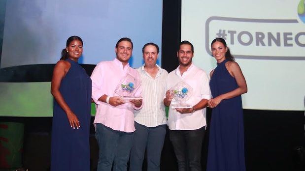 Los ganadores del Torneo Edgar Alma y Juan Carlos Pichardo junto a Ramsés Atallah.