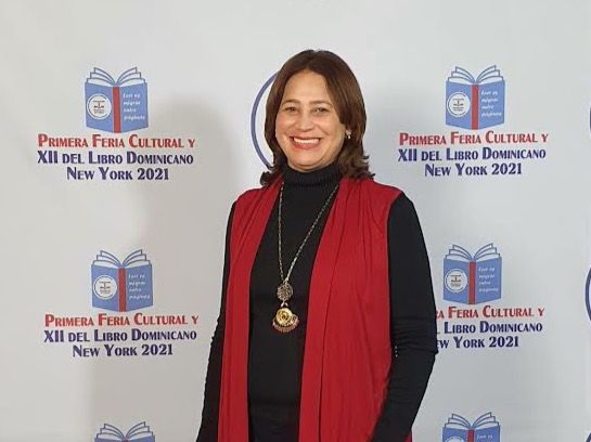 María Esther Fernández en la XII Feria del Libro Dominicano en Nueva York.