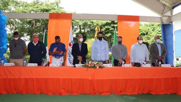 Mesa principal, encabezada por Juan Henderson, Director de Operaciones de América Latina, Yerik Pérez, Director de la Oficina MLB en la República Dominicana  y Rafael Landestoy, Coordinador de Terreno.