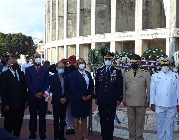 Juan Pablo Uribe al centro, junto  a autoridades.