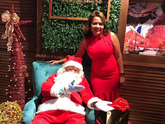 Maria Penso junto a Santa Claus.