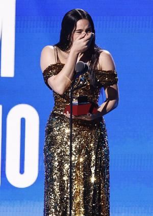 Rosalía reacciona al aceptar su premio a Álbum del Año durante la 23ª Entrega Anual de los Premios Grammy Latinos en el Michelob Ultra Arena del Mandalay Bay de Las Vegas, Nevada, EE.UU.