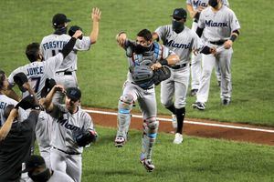 Marlins barre a Orioles; Yanquis y Filis dividen en doble jornada
 
