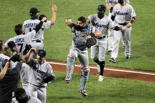 Marlins barre a Orioles.