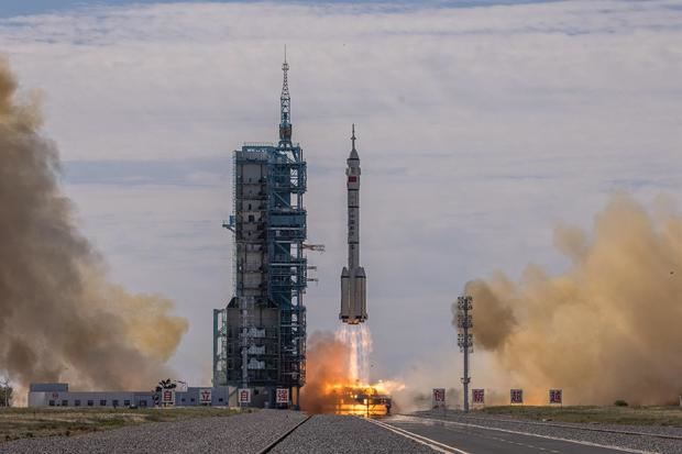 La nave espacial china Shenzhou-12 despegó hoy con éxito a las 9:22 horas (1:22 GMT) con tres astronautas a bordo en la que es la primera misión tripulada al espacio del país asiático desde 2016.