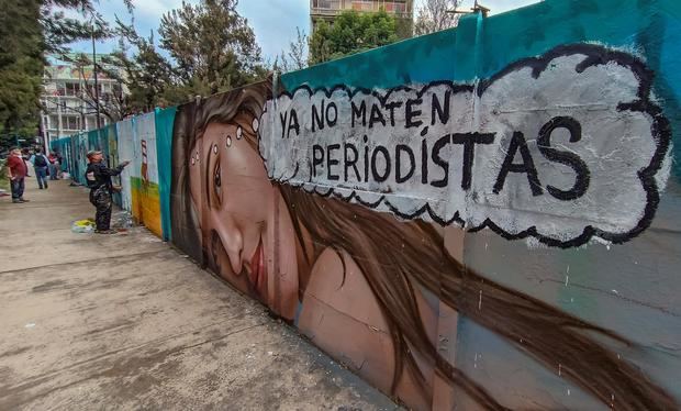 Artistas pintan un mural en contra de los asesinatos de periodista hoy, en Ciudad de México, México.
