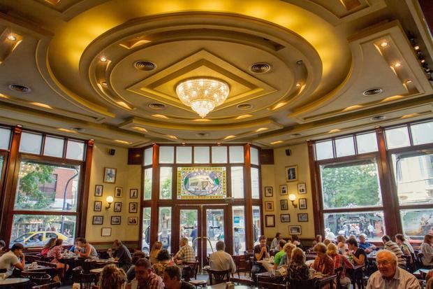 Fotografía cedida por Visit Argentina en la que se ve el Café de los Angelitos, uno de los bares notables de la ciudad de Buenos Aires.