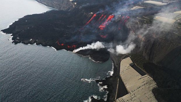 La lava expulsada desde Cumbre Vieja avanza sobre la Playa de los Guirres en foto reciente.