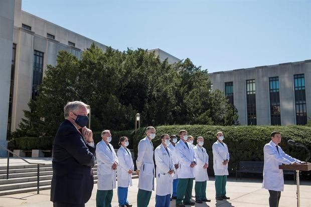 El médico Sean P. Conley ofrece una actualización sobre la condición del presidente de Estados Unidos, Donald J. Trump, en el Centro Médico Militar Nacional Walter Reed en Bethesda, Maryland, el 3 de octubre de 2020.